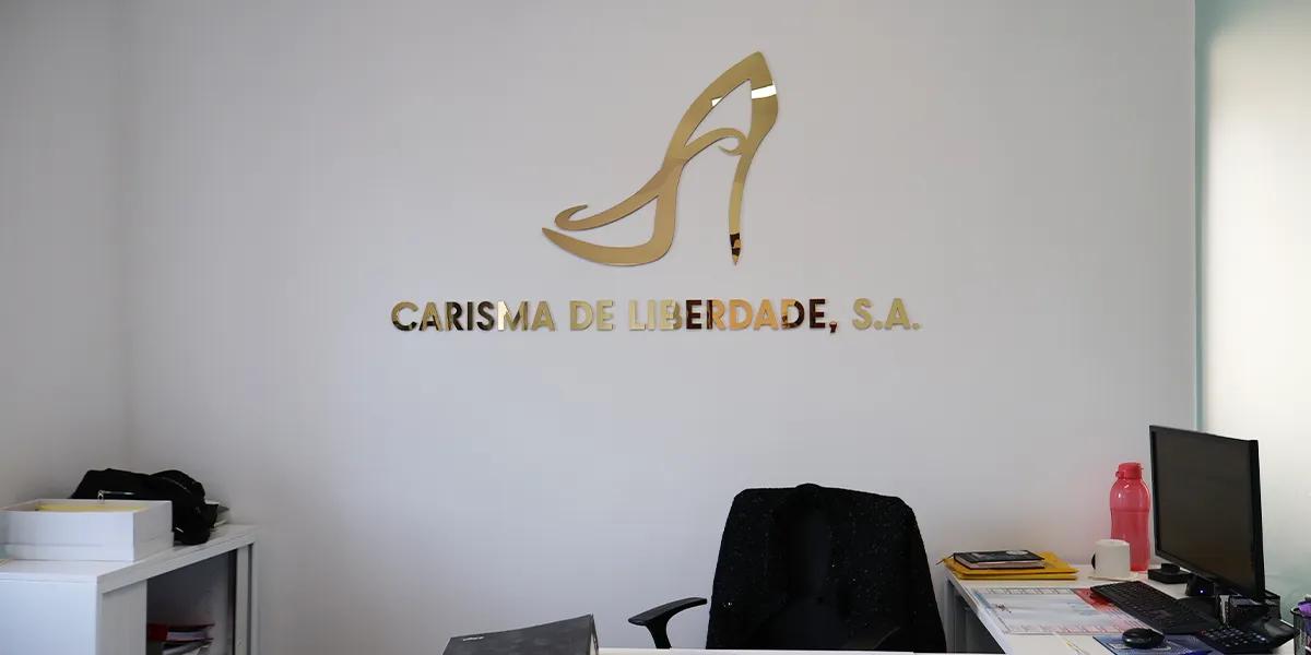 Escritório da Carisma de Liberdade - Ambiente de trabalho moderno e profissional