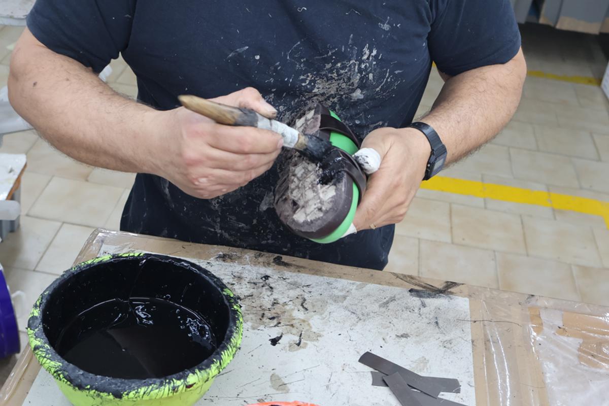 Trabalho manual realizado por mãos experientes