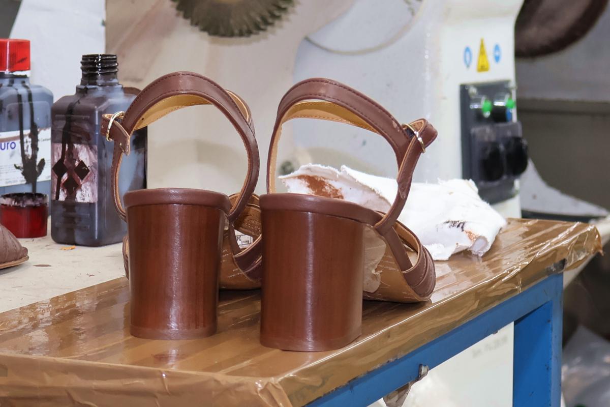 Acabamentos e materiais de calçado premium em destaque
